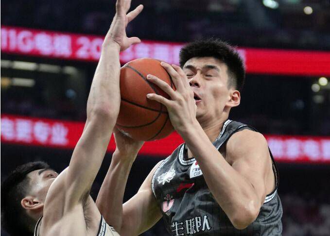 本场比赛，勇士外线手感掉线，他们全队三分33投仅8中，本赛季首次单场三分命中数不足10个。